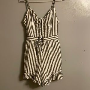 American Eagle romper. size xs. little hole in the butt area(can easily be sewn.